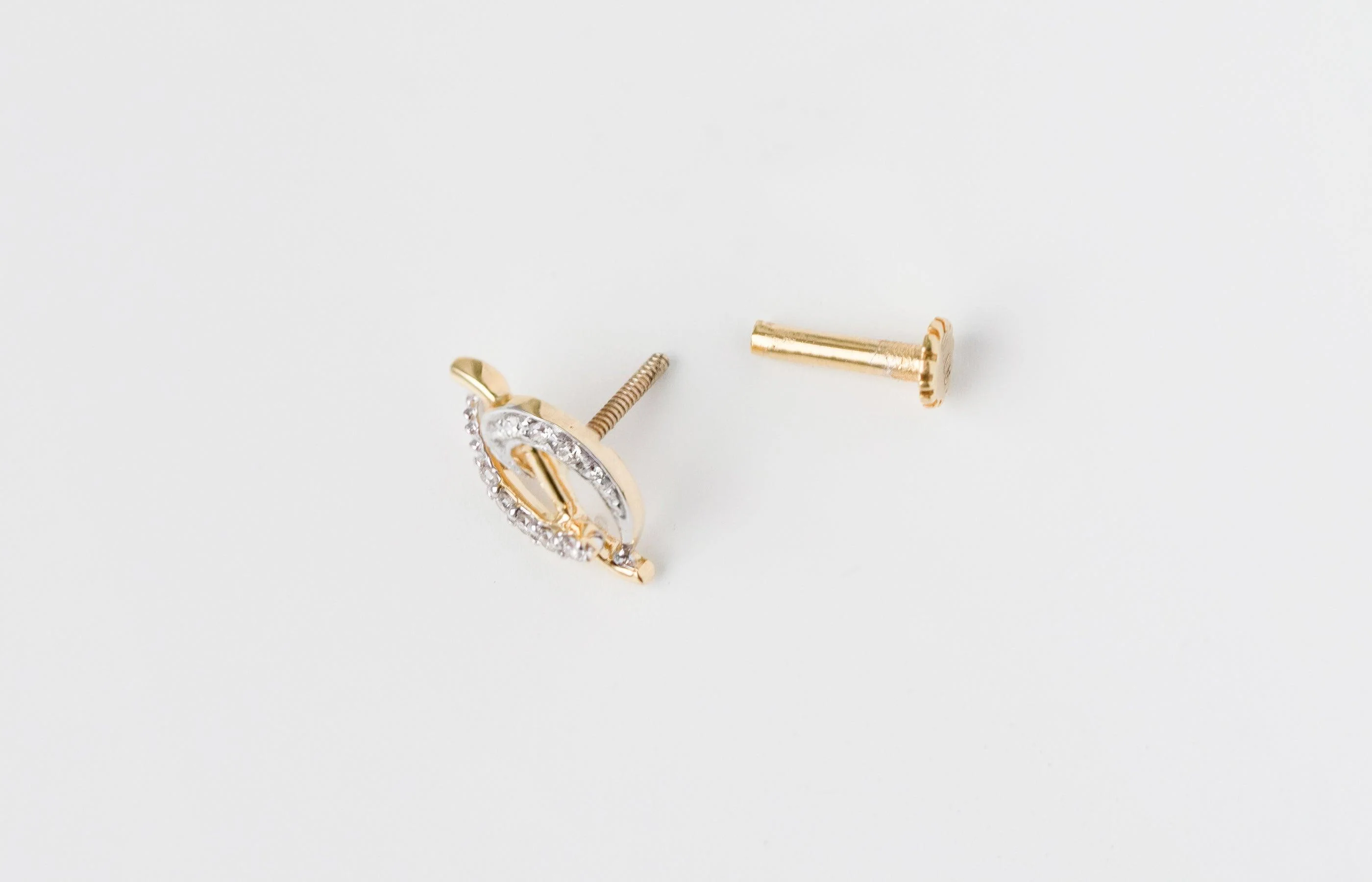 18ct Gold Diamond Cluster Screw Back Nose Stud - Image 5