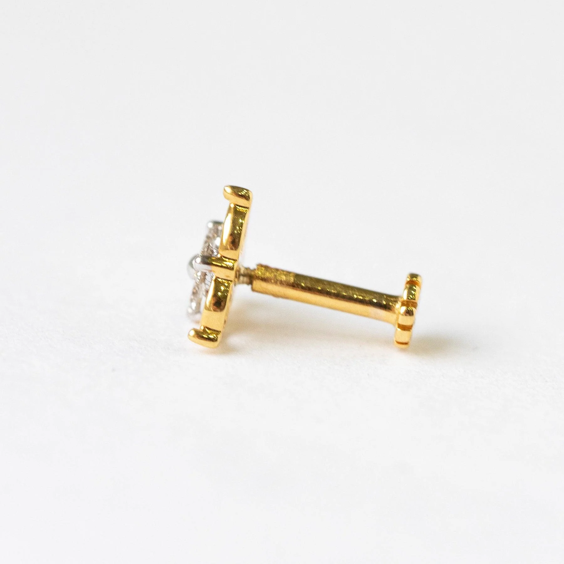 18ct Gold Three Diamond Cluster Screw Back Nose Stud - Image 4