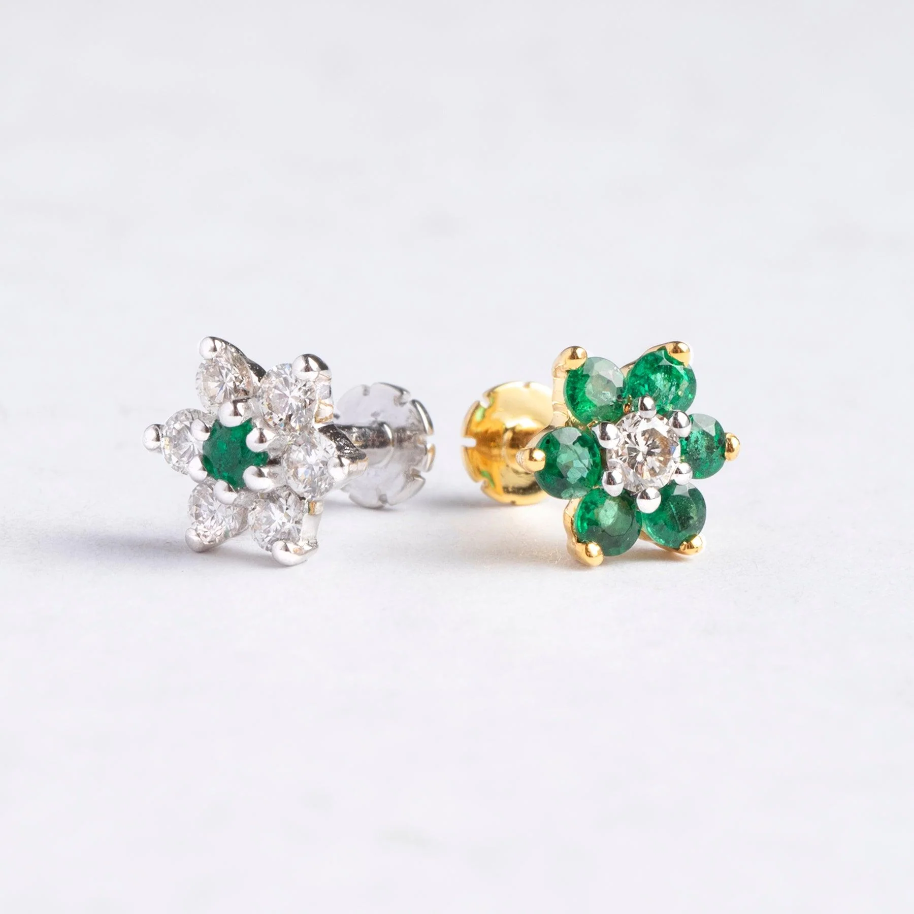 18ct Gold Diamond and Emerald Cluster Screw Back Nose Stud. - Image 4