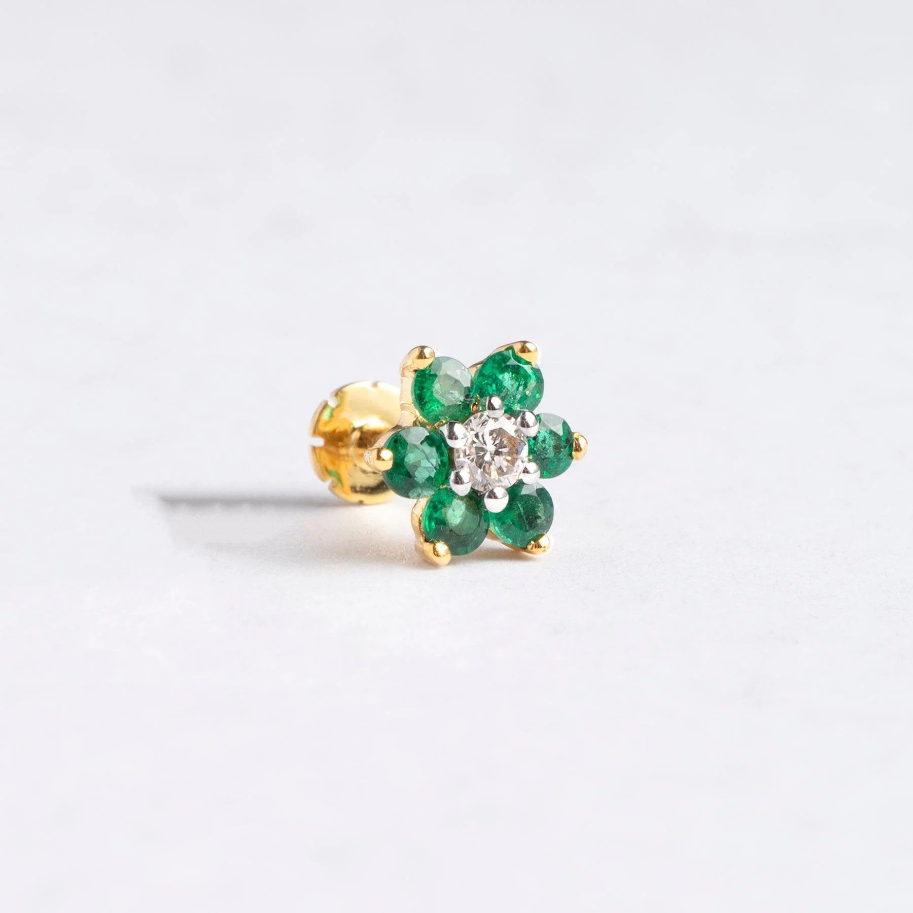18ct Gold Diamond and Emerald Cluster Screw Back Nose Stud. - Image 5