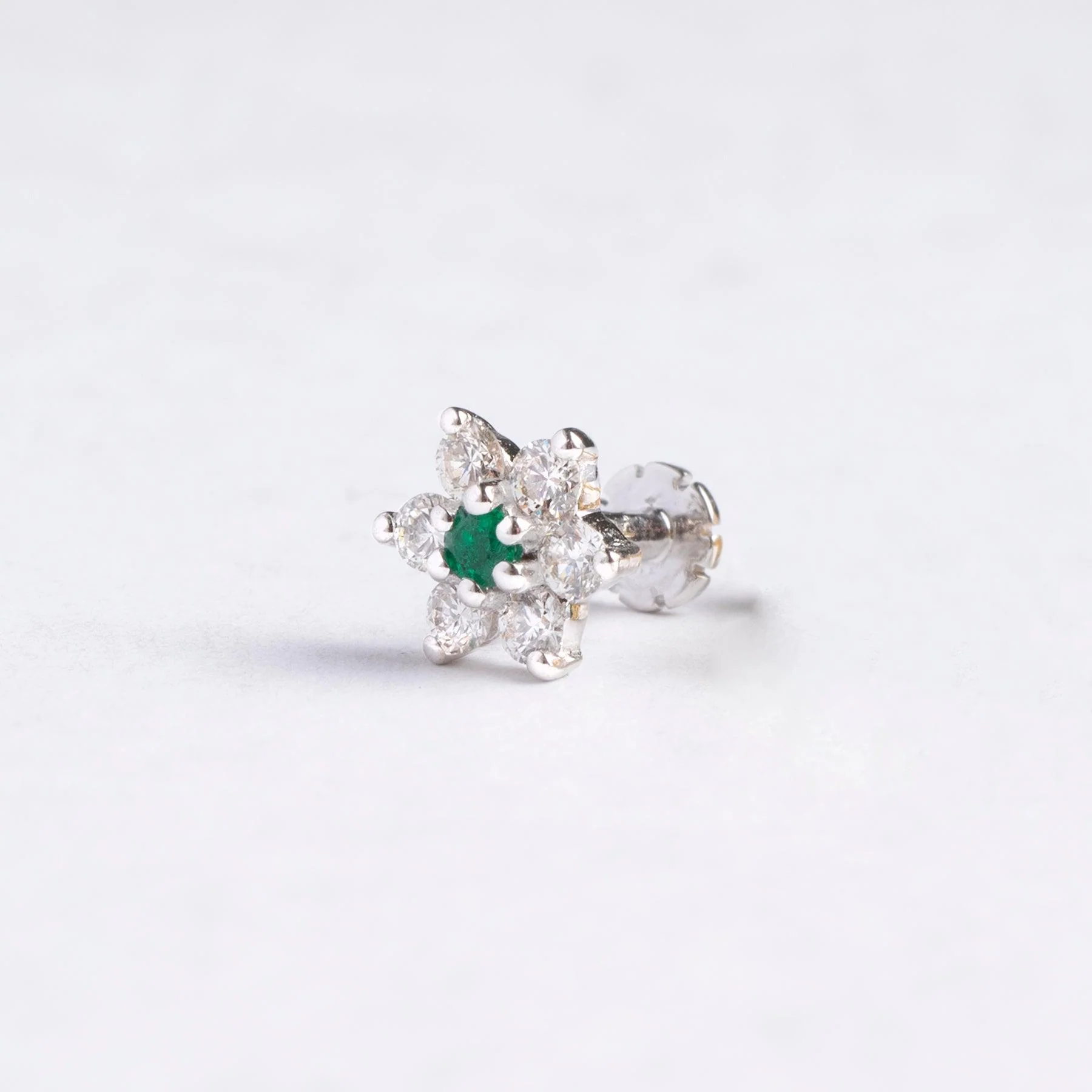 18ct Gold Diamond and Emerald Cluster Screw Back Nose Stud. - Image 6